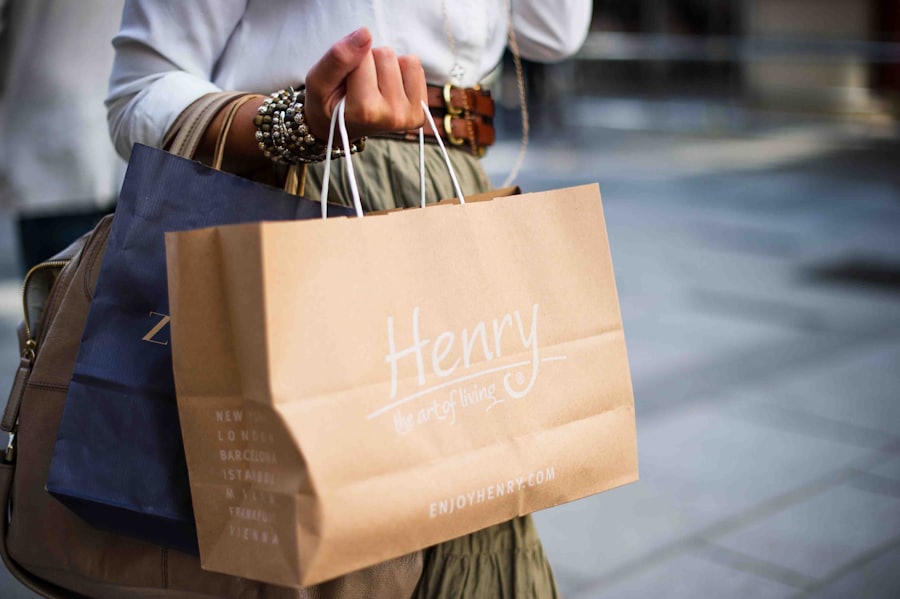 Clienta feliz con sus bolsas de compra